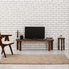 Televízny stolík Idya v orechovej farbe zo 100 % masívneho dreva 140 cm