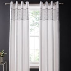 Biele závesy z mikrosaténu v súprave 2 ks 168x229 cm Deco Sequin – Catherine Lansfield