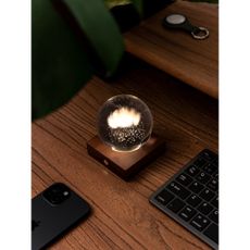 Tmavohnedá LED stolová lampa z orechového dreva so stmievačom so skleneným tienidlom (výška 12 cm) Amber – Gingko