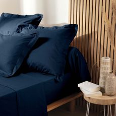 Tmavomodrá napínacia plachta z Bio bavlny 140x190 cm Biolina – douceur d'intérieur
