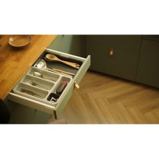 Sivá nastaviteľná priehradka na príbory Joseph Joseph DrawerStore