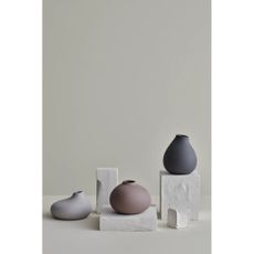 Tmavosivá porcelánová váza (výška 17 cm) Nona – Blomus