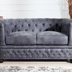 Estila Dizajnová vintage dvojsedačka Chesterfield Grau so sivým poťahom so zahnutými opierkami a chesterfield prešívaním 150 cm