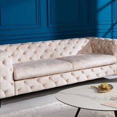 Estila Zamatová čalúnená sedačka Limonny v krémovej farbe champagne v modernom barokovom štýle 235cm
