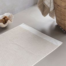 Bielo-béžová textilná kúpeľňová predložka 50x80 cm Grid – Mette Ditmer Denmark