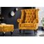 Estila Chesterfield kreslo Cella so zamatovým čalúnením v horčicovo žltej farbe s tmavohnedými masívnymi nožičkami 105cm