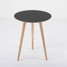 Odkladací stolík z dubového dreva s čiernou doskou Gazzda Arp, ⌀ 45 cm