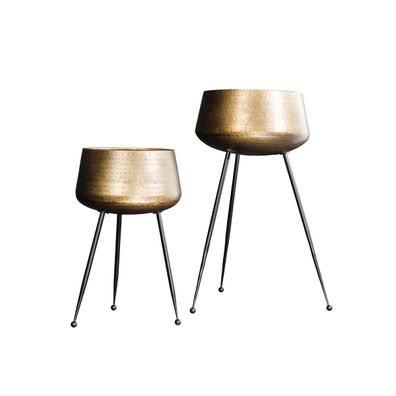 Estila Art deco sada dvoch okrúhlych bronzových kovových kvetináčov Orbit na vysokých čiernych nožičkách s guľovitým zakončením 63 cm