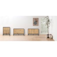 Nízka komoda v dekore duba v čierno-prírodnej farbe 120x82 cm Seaford – Actona
