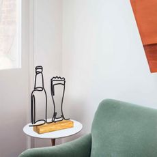 Hanah Home Kovová dekorácia Beer 38 cm čierna