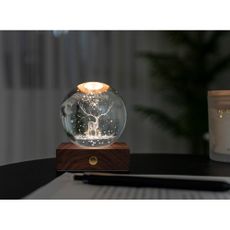 Tmavohnedá LED stolová lampa z orechového dreva so stmievačom so skleneným tienidlom (výška 12 cm) Amber – Gingko