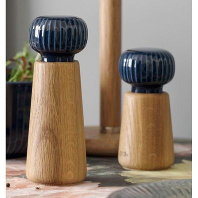 Mlynček z dubového dreva na korenie s tmavomodrým detailom z porcelánu Kähler Design Hammershoi, výška 17,5 cm