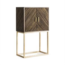 Estila Luxusná art deco barová skrinka Lalique s reliéfnym chevron vzorom na dvierkach hnedá so zlatými detailmi 124 cm