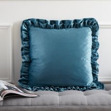 Zamatový dekoračný vankúš 43x43 cm Velvet Double Frill – Catherine Lansfield