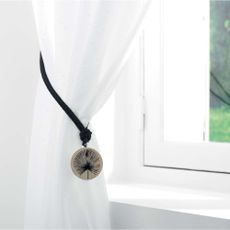 Spona na záclony z dreva a látky Teaky – douceur d'intérieur