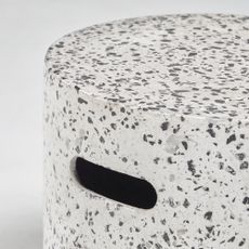 Biely betónový odkladací stolík Kave Home Jenell, ⌀ 35 cm