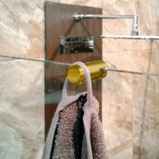 Závesný mosadzný háčik v zlatej farbe – Sapho