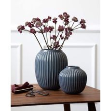 Antracitová kameninová váza Kähler Design Hammershoi, výška 12,5 cm