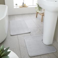 Svetlosivé WC kúpeľňové predložky z pamäťovej peny v súprave 2 ks 50x80 cm Anti-Bacterial – Catherine Lansfield
