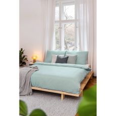 Čierna dvojlôžková posteľ z borovicového dreva s roštom 160x200 cm Japan - Karup Design