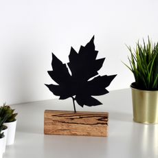 Hanah Home Kovová dekorácia Maple 27 cm čierna