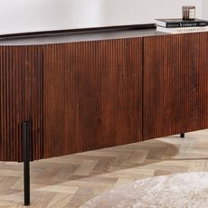 Estila Luxusný oválny retro príborník Gatsby s drážkovaným reliéfom z mangového dreva hnedý 150 cm