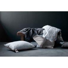Vankúš s páperovou výplňou 50x70 cm Capella High – Universe of Sleeping
