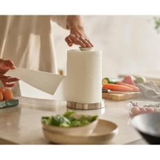 Biely plastový stojan na papierové utierky ø 16 cm Push&Tear – Joseph Joseph