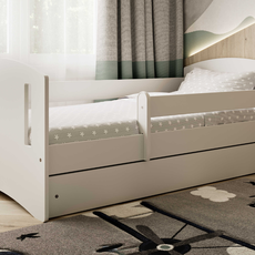 KocotKids Biele detské jednolôžko CLASSIC s plnými čelami Zvoľte rozmer: 80x140 cm, Zvoľte matrac: Penový matrac, Zvoľte šuplík: Bez šuplíka