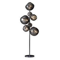 Estila Glamour čierna stojaca lampa Kalan so siedmimi sklenenými tienidlami v tvare kvapiek a okrúhlou kovovou podstavou 168 cm
