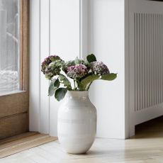 Biela kameninová váza Kähler Design Omaggio, výška 30,5 cm