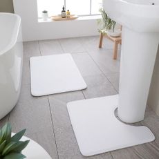Biele WC kúpeľňové predložky z pamäťovej peny v súprave 2 ks 50x80 cm Anti-Bacterial – Catherine Lansfield