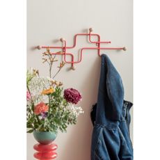 Sivý kovový nástenný vešiak 60,5 cm Metro – PT LIVING